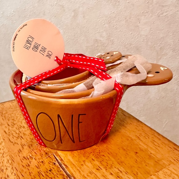 Rae Dunn Christmas Gingerbread Set of 4 Ceramic Measuring Cups BRAND NEW!! - Picture 4 of 4